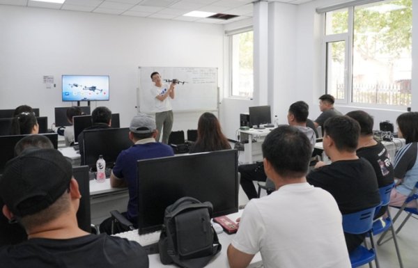 泰仓配资 无人机“飞”进夜校&#32;青岛市市北区总工会“北工汇智”工创夜校解锁教学新场景
